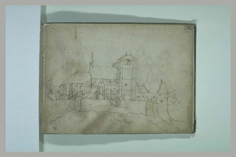 Eglise entourée de remparts, image 1/1