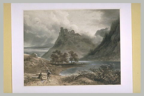 Deux voyageurs dans un paysage avec une forteresse dans la brume