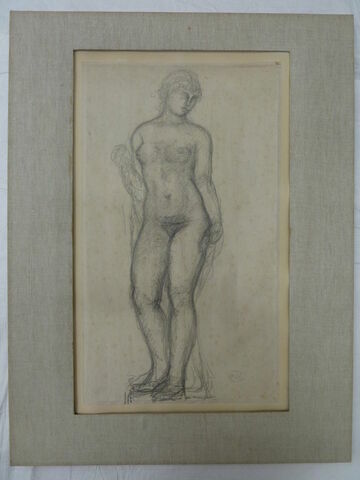 Femme nue, debout, les deux bras contre le corps, tenant une étoffe
