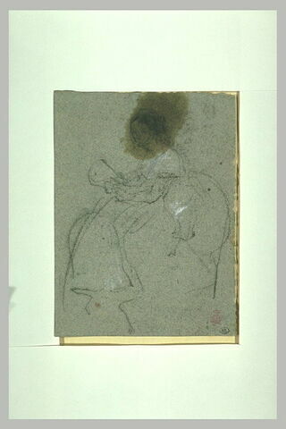 Croquis d'une femme assise tenant un feuillet qu'elle semble lire, image 1/1