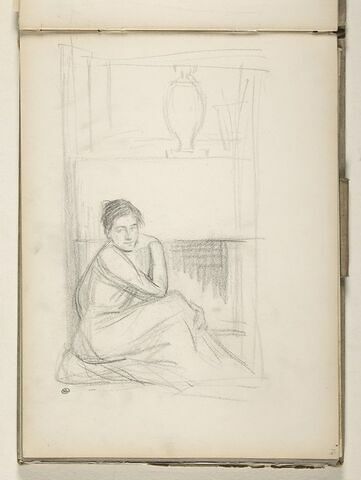 Femme assise, vue de profil, dans un intérieur