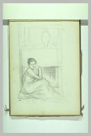 Femme assise, vue de profil, dans un intérieur, image 2/2