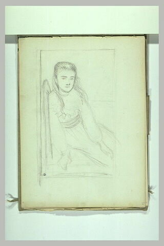 Portrait de fillette assise sur une chaise, vue de trois quarts à droite, image 2/2