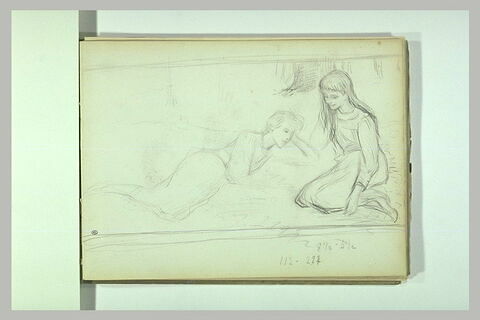 Fillette assise, et fillette allongée sur l'herbe dans un jardin, image 2/2