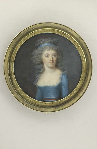 Portrait de femme, vêtue d'une robe bleue et ceinture tricolore