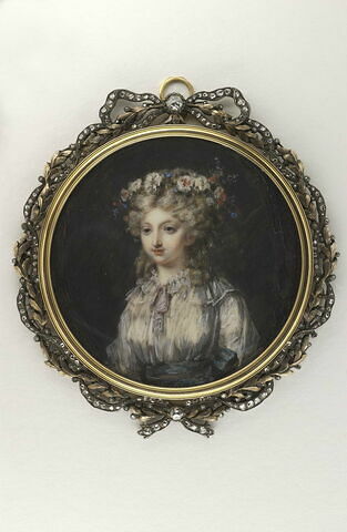 Portrait de jeune femme portant une couronne de roses, image 1/1
