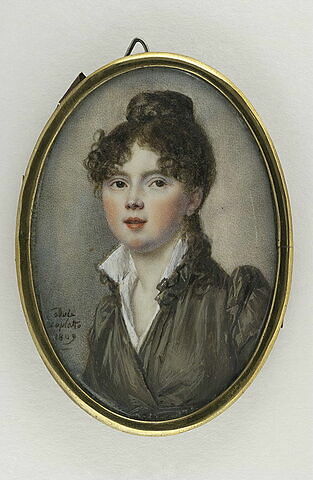 Portrait de jeune femme, en buste, portant une robe gris-brun