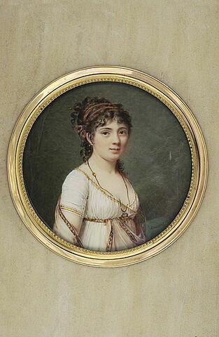 Mademoiselle de Bussy-Rabutin en robe blanche bordée un gallon.