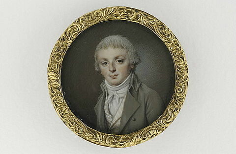 Portrait de jeune homme en costume gris et gilet à rayures, image 1/1