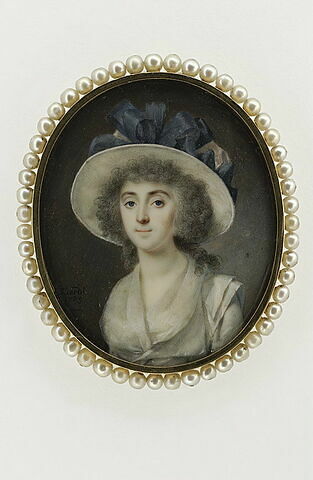 Portrait de femme portant un chapeau blanc orné de rubans.