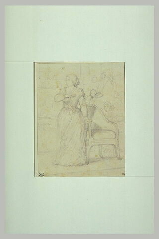 Femme en costume du XVIIIè siècle debout, devant un fauteuil, image 2/2