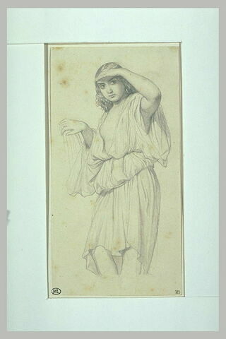 Jeune femme vêtue d'une tunique drapée