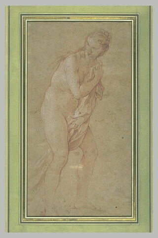 Femme nue, debout, regardant vers la gauche et tenant une draperie