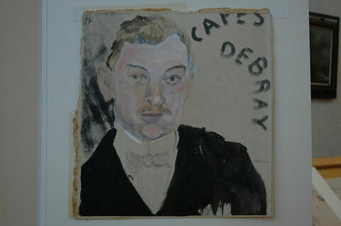 'Le café Debray' : portrait d'homme en buste portant un noeud papillon