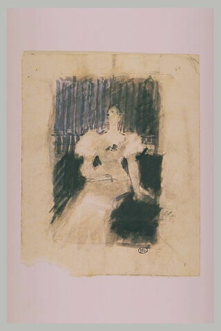 Portrait de femme en robe blanche assise dans un intérieur, image 1/1