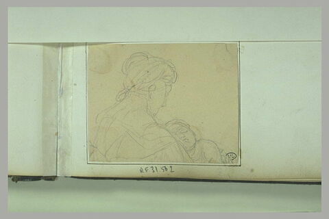 Jeune femme vue de dos, tenant un enfant sur sa poitrine, image 1/1
