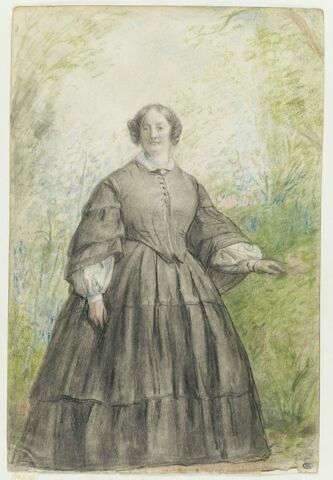 Femme vêtue d'une robe à crinoline grise, devant un bosquet, image 1/2