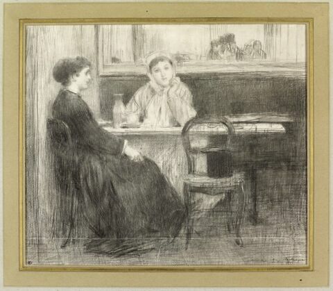 Deux femmes dont une pensive, assises à la table d'un café, image 1/2