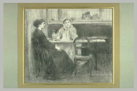 Deux femmes dont une pensive, assises à la table d'un café, image 2/2