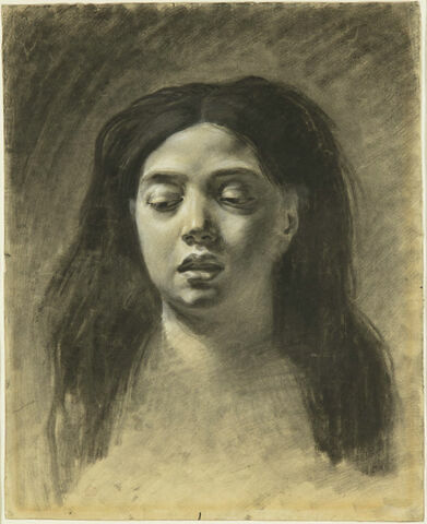 Tête de femme, vue de face, de longs cheveux noirs encadrent son visage