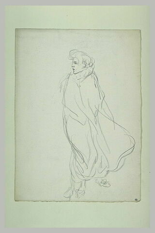 Femme debout enveloppée dans une longue cape, image 1/1