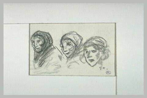 Trois têtes de femmes dont deux avec un foulard