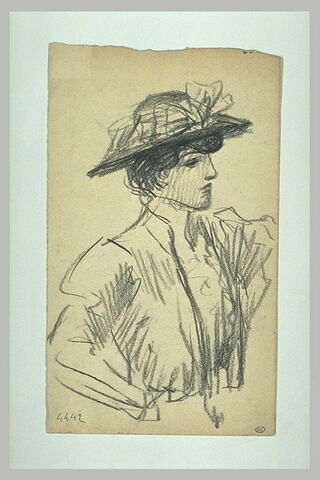 Femme, vue en buste, vers la droite, coiffée d'un chapeau avec un ruban