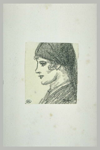 Femme vue en buste, de profil vers la gauche, un foulard sur la tête, image 1/1
