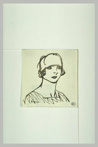 Femme vue en buste, coiffée d'un chapeau cloche, image 1/1