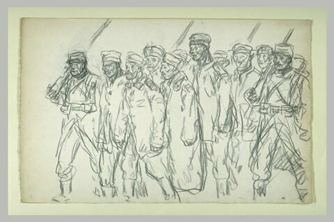 Soldats prisonniers marchant, encadrés par des soldats baïonnette au côté, image 1/1