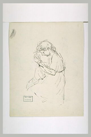 Jeune femme assise, se cachant derrière un mouchoir, image 1/1