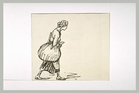 Femme marchant, tenant un baluchon, image 1/1