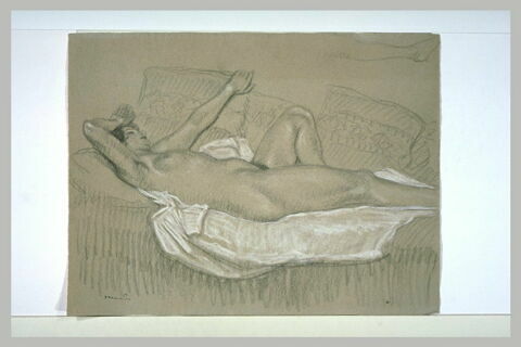 Femme nue, étendue sur le dos sur un lit, image 1/1