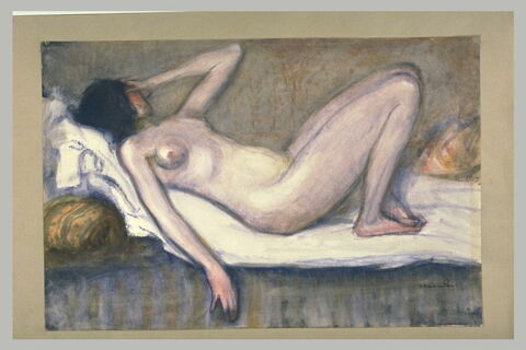 Femme nue étendue sur un divan