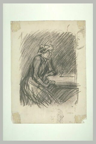 Femme assise, le coude gauche sur une table, devant un verre, image 1/1