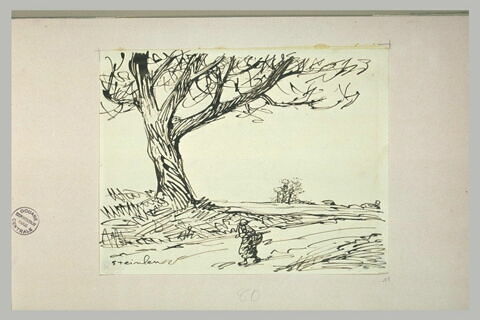 Femme marchant sur une route, image 1/1