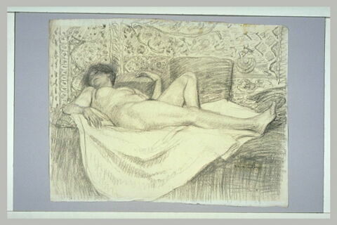 Femme nue couchée sur un divan