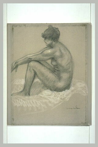 Femme nue, assise sur une draperie blanche, les bras sur les genoux, image 1/1