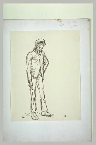 Homme coiffé d'une casquette, main gauche sur la hanche, image 1/1