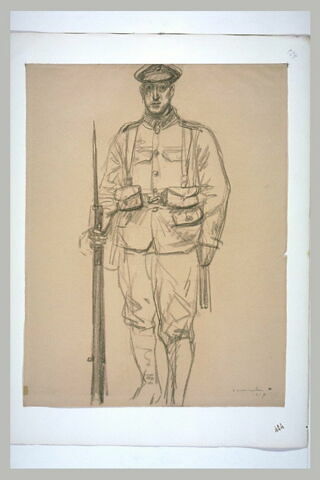 Soldat en uniforme, tenant son fusil, image 1/1