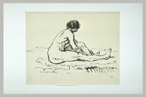 Femme nue, assise par terre, jambes étendues devant elle, image 1/1