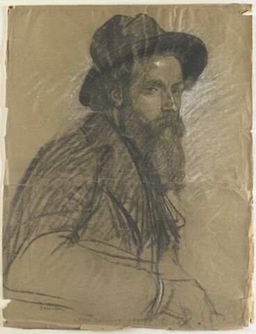 Portrait D'homme Adulte Bouclé Avec Une Barbe, Dans Un Chapeau Assis Avec  Un Vieil Accordéon Sur Un Fond En Bois Dans Le Village