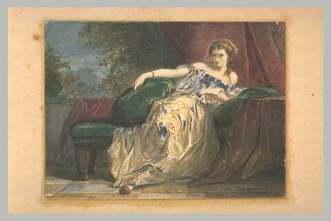 Jeune femme à demi-étendue sur un canapé lisant une lette