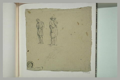 Deux jeunes hommes, debout, en tunique courte ; esquisse d'une main