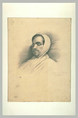 Buste d'un homme, la tête entourée d'un bandage, reposant sur un oreiller, image 2/2