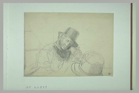 Bertrand Redon endormi, coiffé d'un chapeau, assis, image 1/1