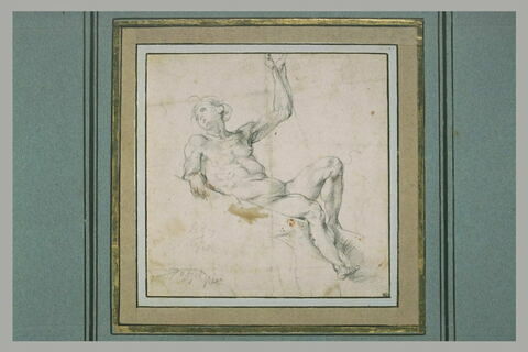 Homme nu à demi-allongé sur un plan incliné et tenant un objet, image 2/2