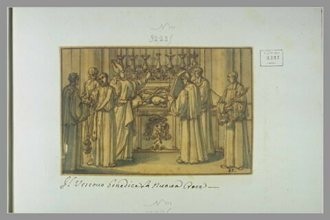 L'évêque bénit une croix placée sur un coussin sur l'autel, image 1/1