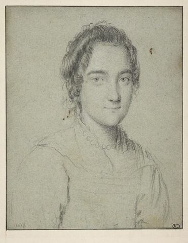 Portrait de femme : cheveux courts bouclés, elle porte un collier