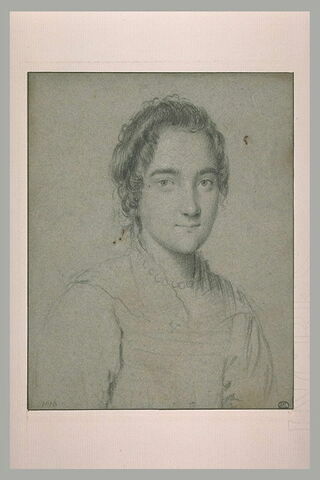 Portrait de femme : cheveux courts bouclés, elle porte un collier, image 2/2